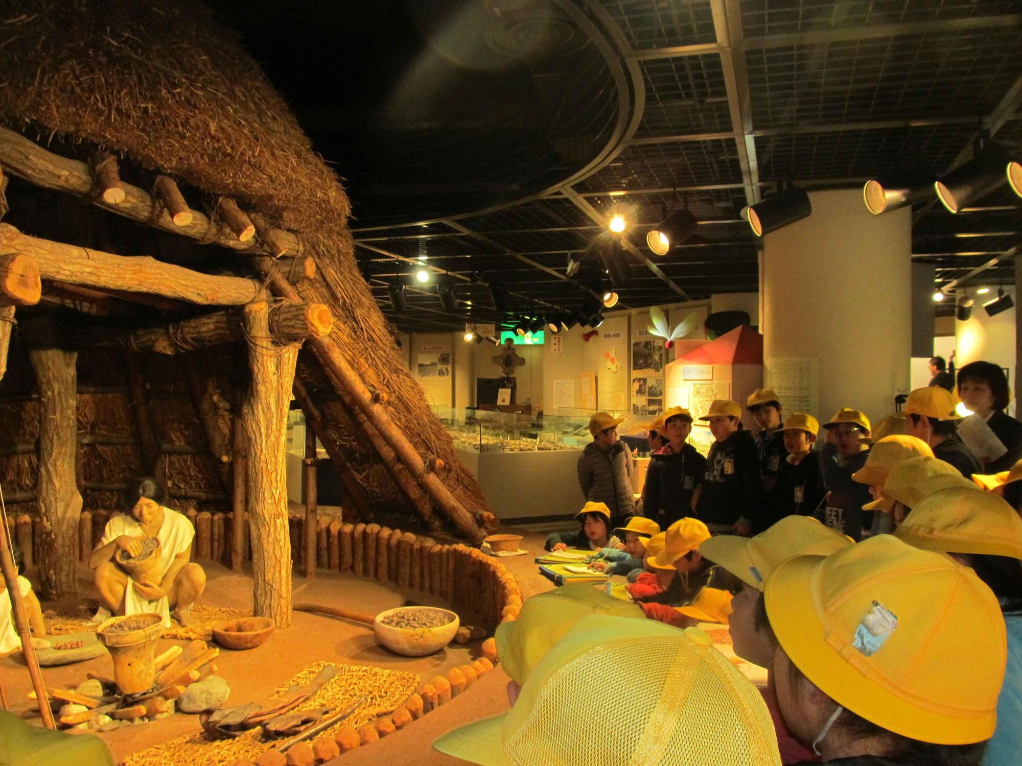 古い時代の家屋と生活の様子が再現されている展示室の写真