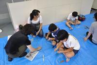 昔の道具を工作している体験講座の風景の写真