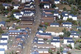 黒瓦の住宅が並ぶ粕壁宿のミニチュア模型の写真