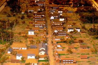 オレンジ色のライトで照らされた街並みの粕壁宿のミニチュア模型の写真