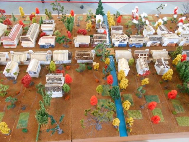 紅葉の木々が並ぶ街の水路を現したミニチュア模型の写真