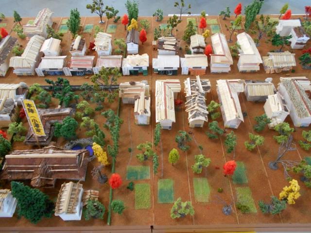 町中に白い建物が立ち並ぶミニチュア模型の写真