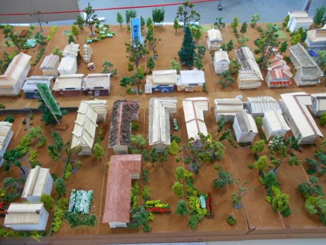 様々な種類の建物が並ぶミニチュア模型の写真