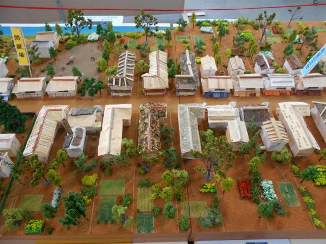 問屋場というのぼりの立った屋敷のある粕屋宿場ミニチュア模型の写真