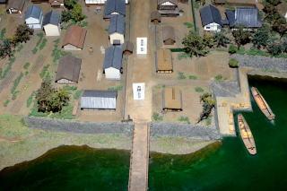 土手沿いに住宅が立ち並ぶ街並みのミニチュア模型の写真