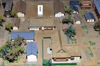 様々な種類の建物が並んでいる問屋場のミニチュア模型の写真