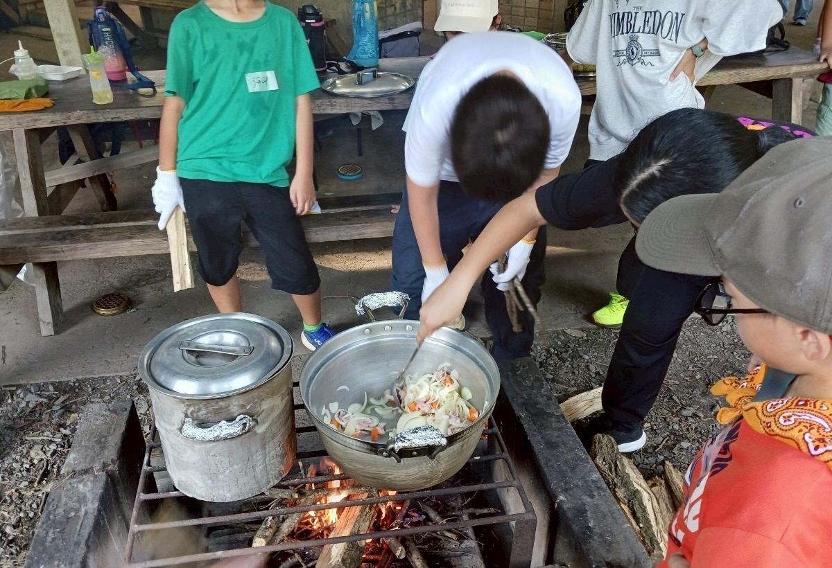 食事づくり（野外炊飯）の様子