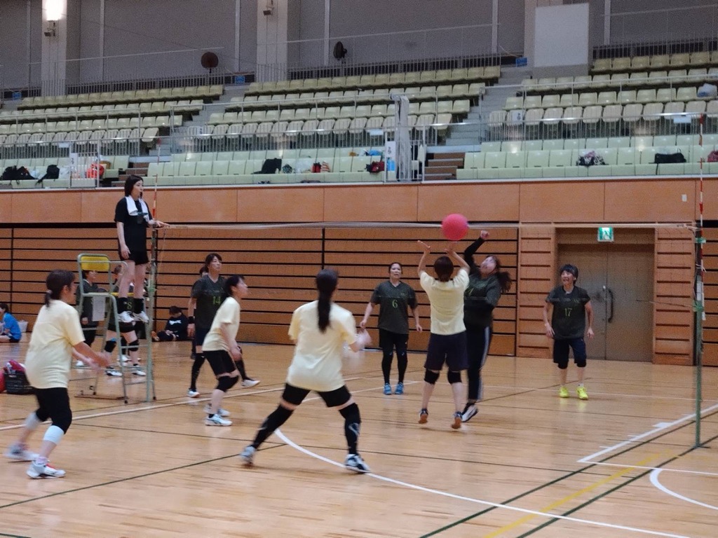 ソフトバレーボール試合風景