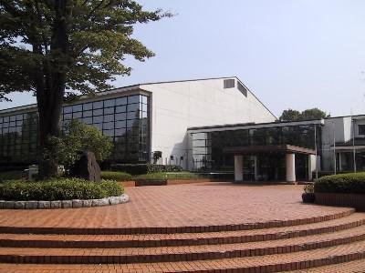 レンガの踊り場と階段が特徴的な庄和体育館外観の写真