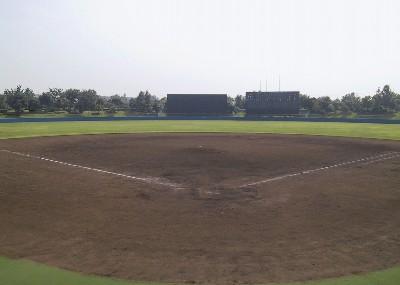 土の野球グラウンドが広がる庄和球場の写真