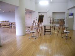 豊春地区公民館アトリエ（イーゼルといすを置いた状態）の写真