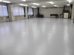 広々とした白いフロアの武里東公民館大会議室（何も置いていない状態）の写真