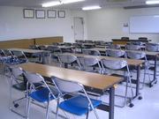 壁に表彰状が飾られている武里大枝公民館大会議室（机といすを置いた状態）の写真