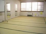 側面の壁に鏡が備え付けられている武里地区公民館和室（何も置いていない状態）の写真