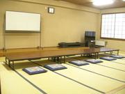 広々とした畳の部屋の武里南地区公民館和室（大）（机と座布団を並べた状態）の写真