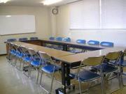 長方形枠型に長机が並べられている武里南地区公民館小会議室の写真