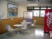 額物に入った油絵が座席付近に飾られている内牧地区公民館談話コーナーの写真