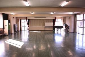 大窓から光が差し込む藤塚公民館大会議室の写真