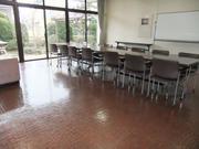 掃き出し窓から外の自然が眺められる開放的な粕壁南公民館ボランティアビューローの写真