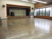 広々としたホールに窓から光が差し込む粕壁南公民館コミュニティホールの写真