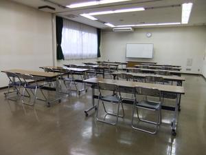 粕壁南公民館会議室（机といすを置いた状態）の写真