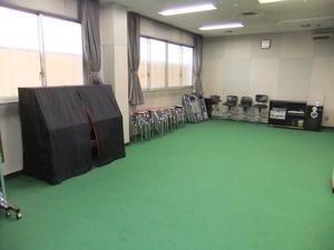 壁際に楽器や機材が並べられている様子の粕壁南公民館音楽室の写真