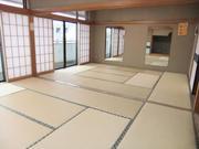 広々とした畳部屋の奥に鏡が用意されている写真粕壁南公民館和室の写真