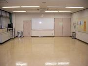 ピンクベージュを基調にしたやわらかい雰囲気の内牧地区公民館研修室1の写真