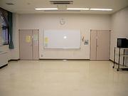 ピンクベージュを基調にした柔らかい雰囲気の内牧地区公民館研修室2の写真