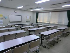 白を基調とした内観と机などの備品が特徴的な幸松地区公民館研修室Bの写真