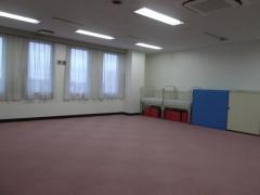 ピンク色のマットが敷かれ広々とした様子の研修室2の写真