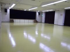 光沢のあるフロアが広がる武里地区公民館講堂（何も置いていない状態）の写真
