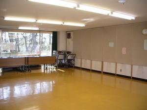 フロア内に照明と外の光が差し込み明るい雰囲気の内牧南公民館講習室の写真