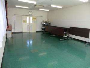 コーティングされた緑色のフロアの幸松第二公民館講習室の写真