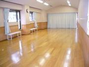 広々としたフローリングの床の豊春地区公民館プレイルームの写真