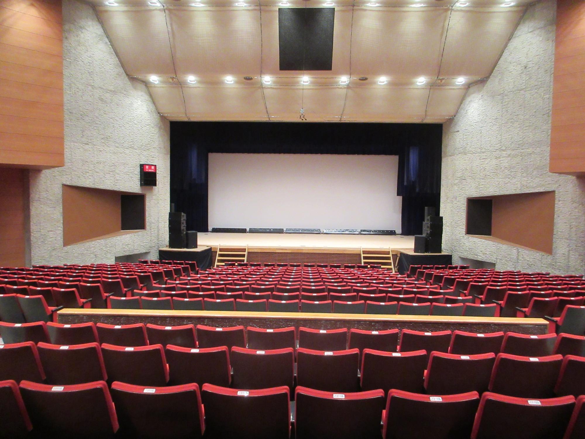 庄和市民センター正風館1開の大ホール内部の写真