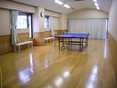 豊春地区公民館プレイルーム（卓球台を置いた状態）の写真