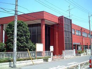 鮮やかな赤い色をした建築物の豊春第二公民館外観の写真