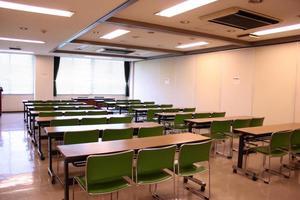 長机と緑の椅子が並ぶ豊野地区公民館研修室1の写真