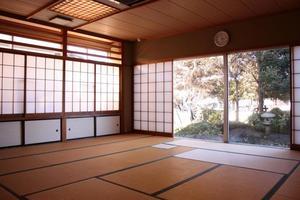 縁側の窓から庭の緑が見える豊野地区公民館和室1の写真