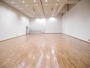 寄木張りのフローリングが特徴的な中央公民館ギャラリーの写真