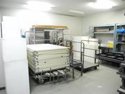 様々な機材が保管されている中央公民館ギャラリー保管庫の写真