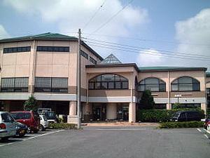 青空の下に建つ内牧地区公民館外観の写真