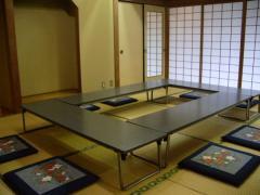 長方形の座卓と座布団が用意されている豊春地区公民館和室うめの写真