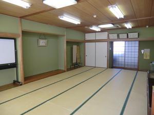 広い畳張りの床と床の間が備え付けられている幸松第二公民館和室の写真