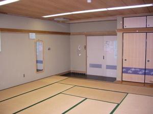 小上がりになっている畳座敷の内牧地区公民館和室の写真