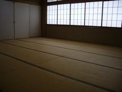 畳の部屋を障子窓から差し込む光が照らす豊春第二公民館和室1の写真