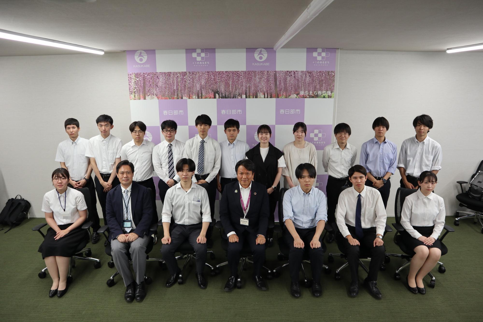 共栄大学平田ゼミと市長の集合写真