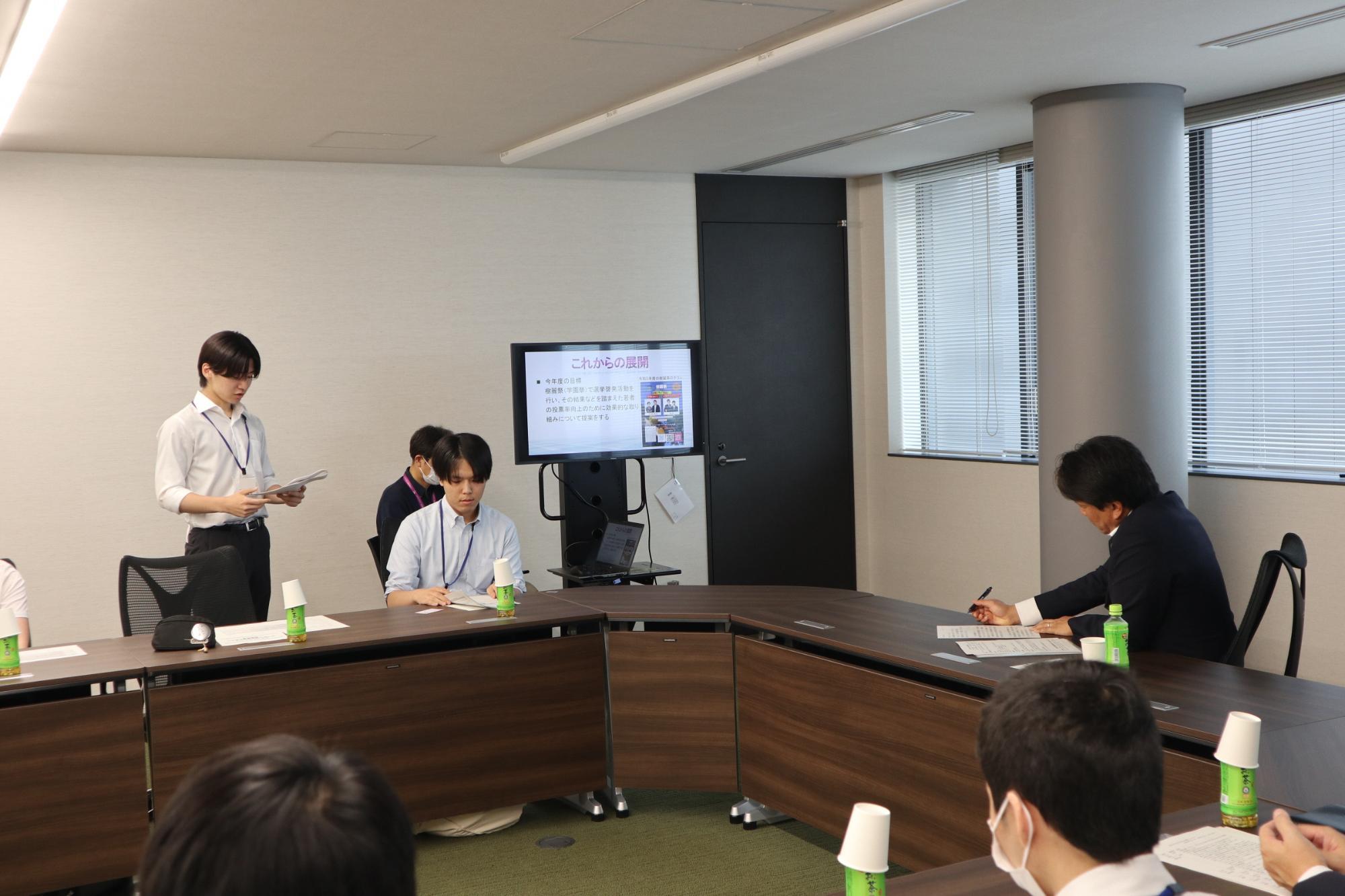 市長に向けて発表を行う学生