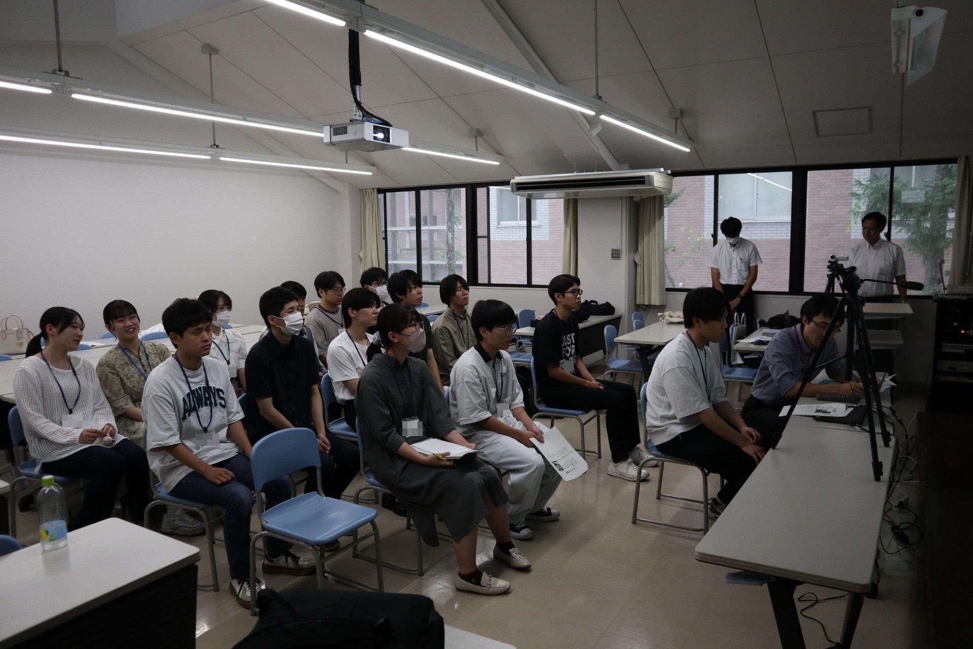 埼玉県選挙カレッジ生と交流する共栄大学の学生